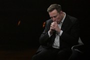 妻乐无穷特斯拉股价收涨超3%：特朗普无意沟通，马斯克父亲劝儿子低头