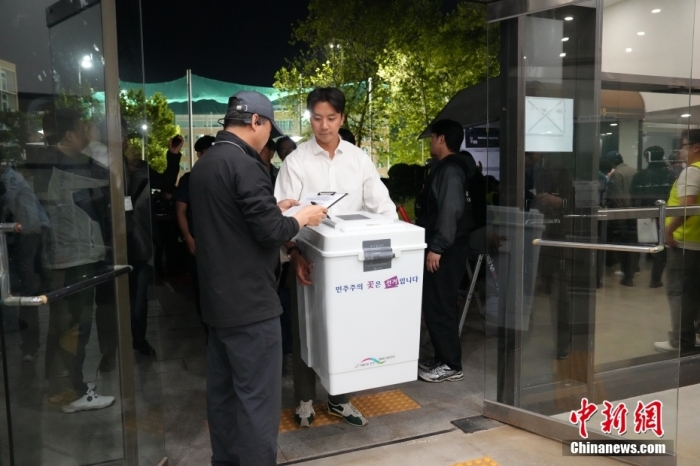 当地时间6月3日，工作人员将票箱送入韩国首尔(🥤)一处计票站内。韩国第21届总统选举投票于当天20时结束，计票工(🌲)作随即陆续启动。中新社记者 刘旭 摄