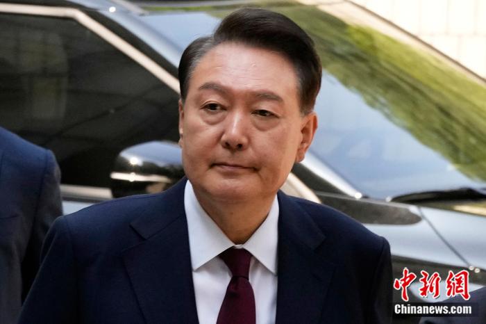 当(📻)地时间2025年5月12日，韩国首尔，因被控策划叛乱而受到审判的前总统尹锡悦抵达首尔中央地方法院。图/视觉中国